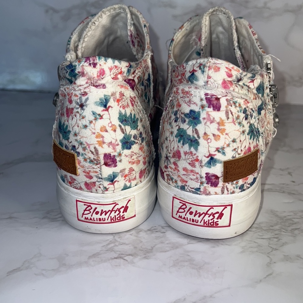 Super adorable Blowfish, raw hem high top, zip side floral print Tennies, Size 4 - Picture 3 of 9